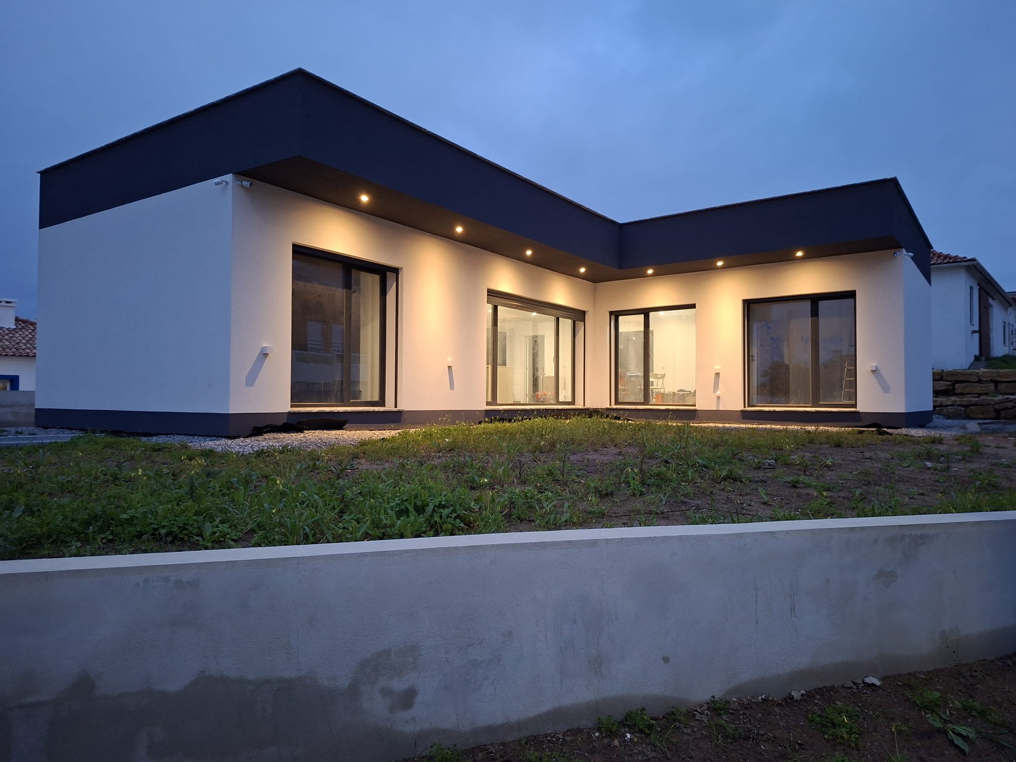 Maison contemporaine Lysbois &agrave; fa&ccedil;ade blanche au Portugal